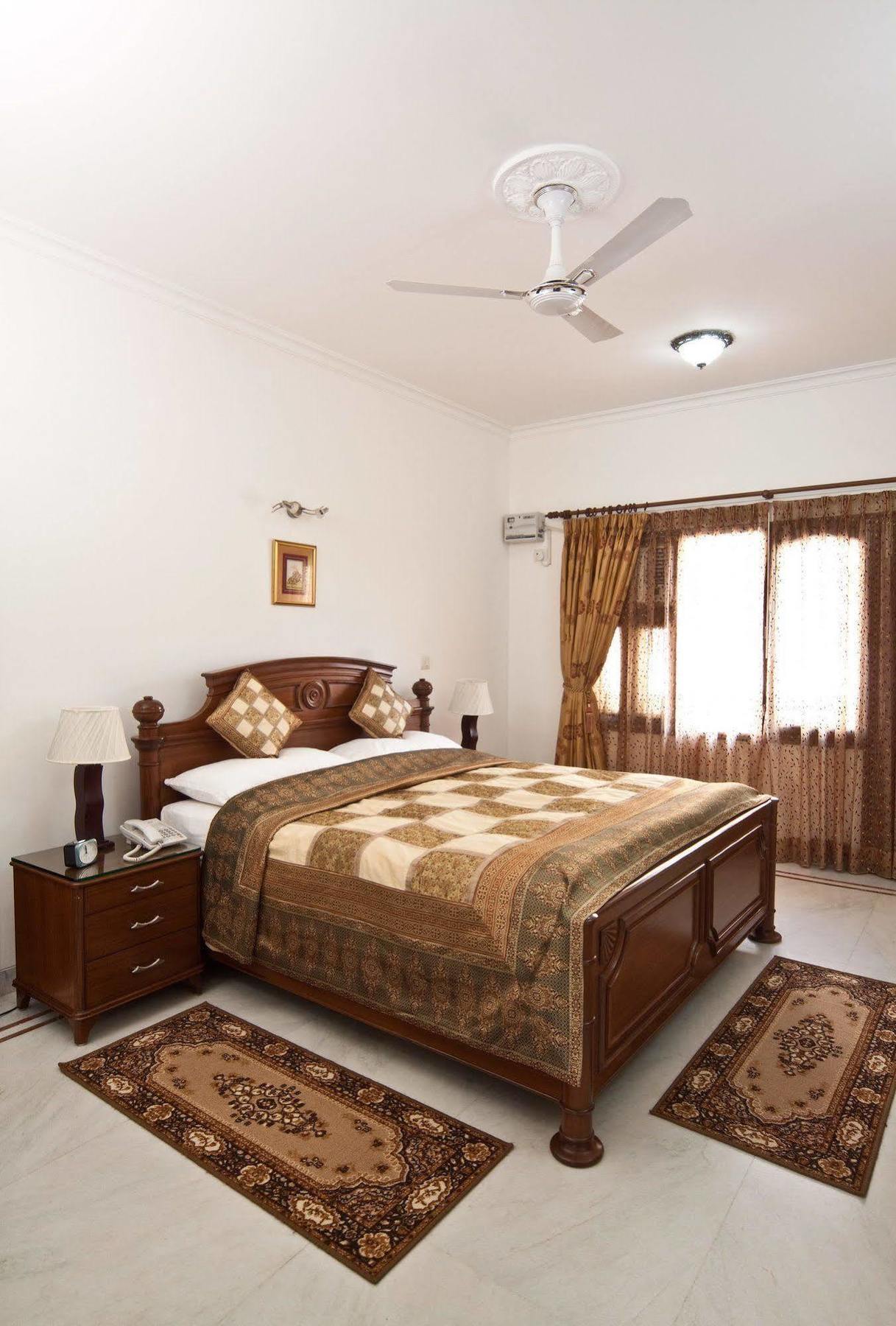 The Mayflower Hotel Gurgaon Dış mekan fotoğraf