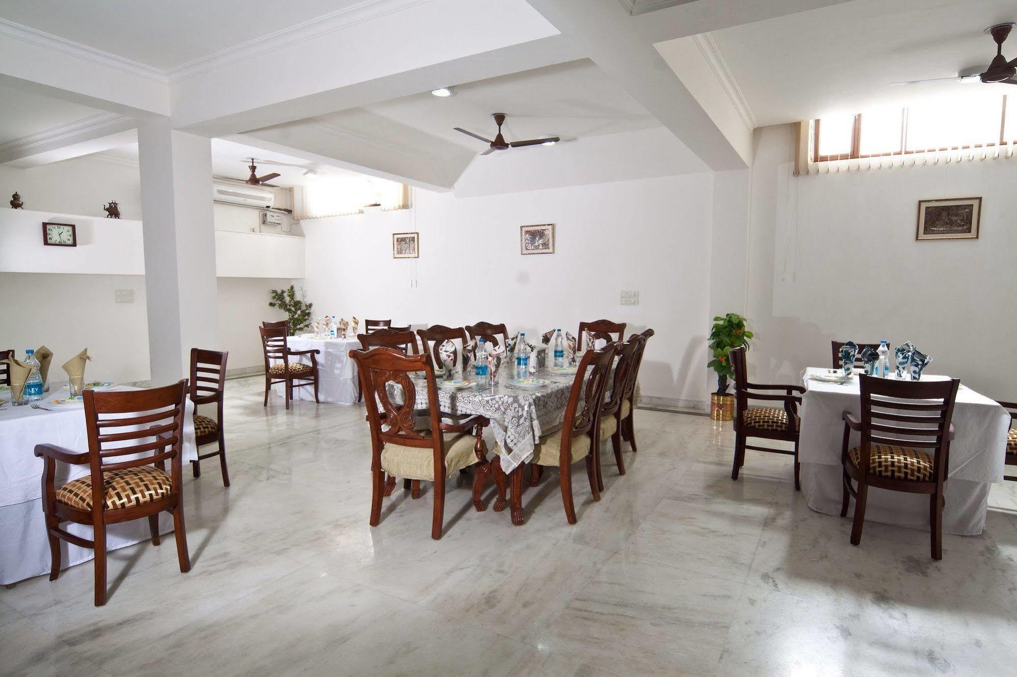 The Mayflower Hotel Gurgaon Dış mekan fotoğraf